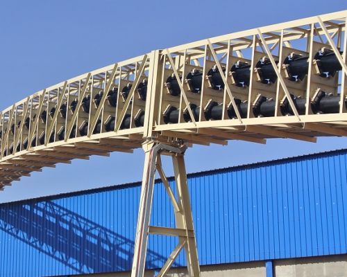 Cinta transportadora de tubos para materiais a granel